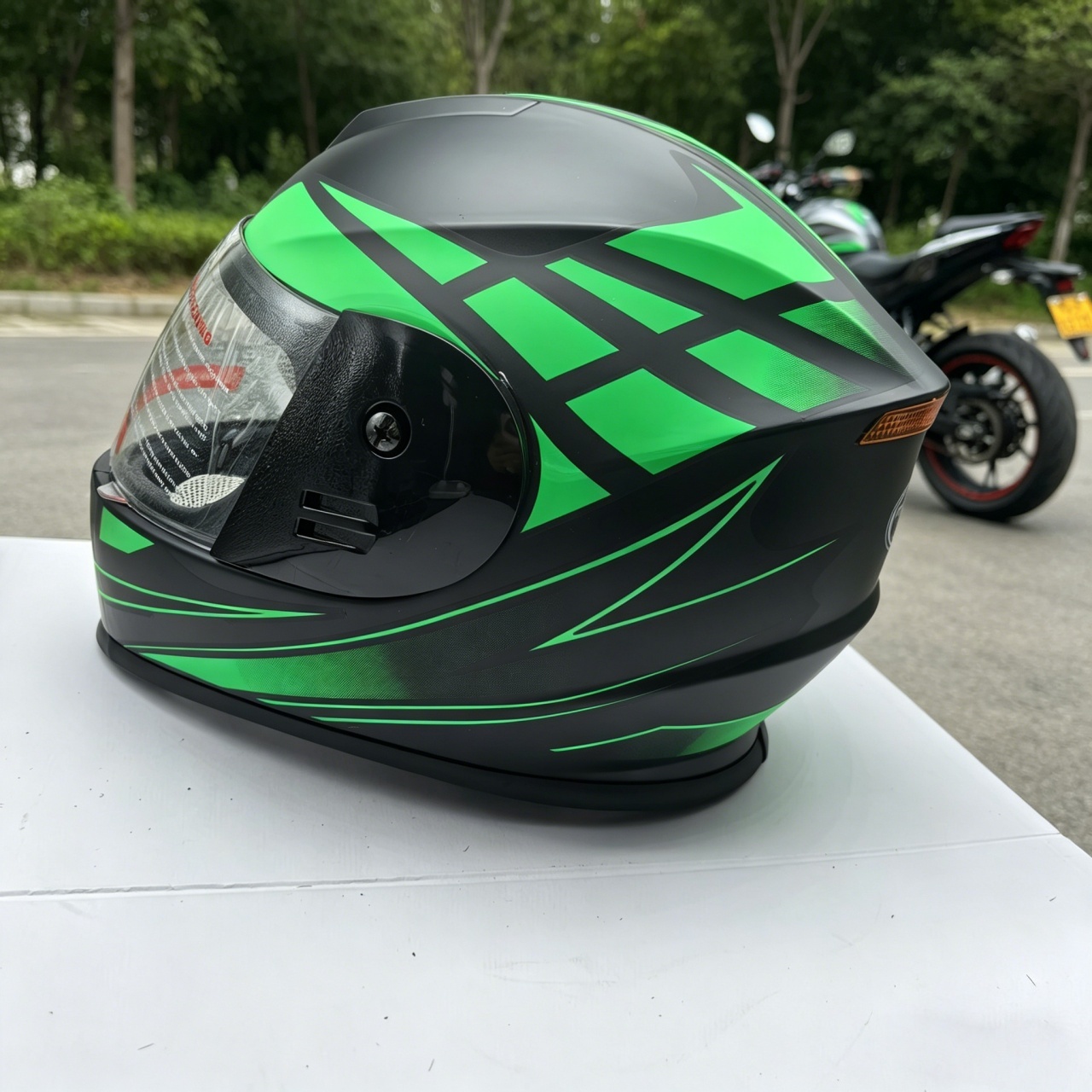 หมวกกันน็อคมอเตอร์ไซค์แบบเต็มห - Dual Visor Motorcycle Racing Helmet บทวิจารณ์และราคา